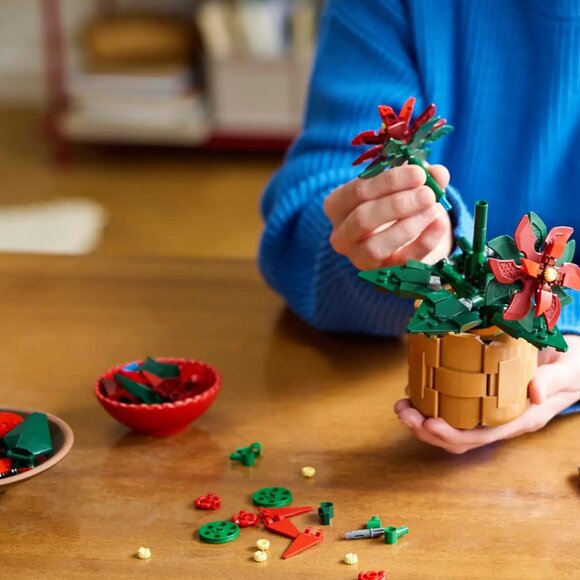 LEGO Icons 10370 Poinsettia Plant & Flower Decor Christmas NIB in Hand - Picture 14 of 14